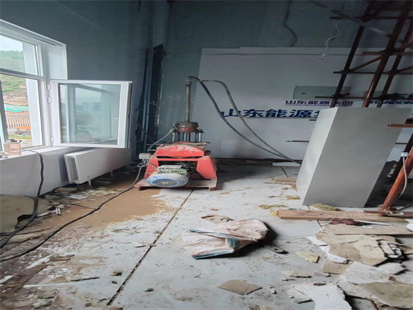 西流河镇地基基础下沉墙体裂缝加固注浆顶升施工